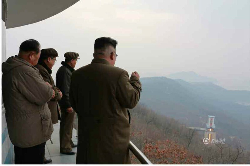 Anh: Ong Kim Jong-un thi sat thu nghiem dong co ten lua moi-Hinh-4